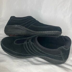 Aetrex Kimber slip resistant suede shoes